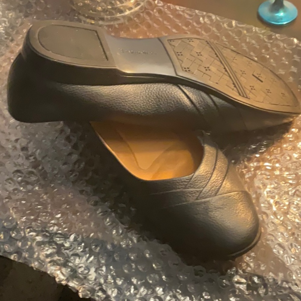 Added pics of heel height to Naturalizer shoes, already listed